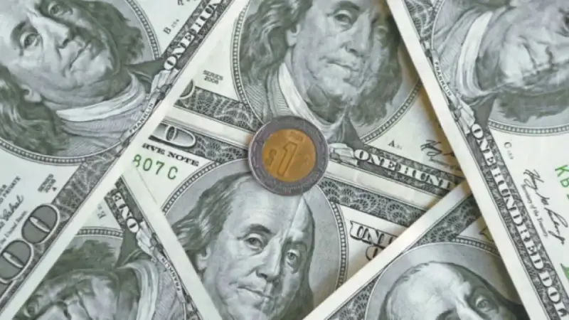 Peso mexicano se aprecia ante debilitamiento del dólar por anuncio de la Fed y comentarios de Warsh