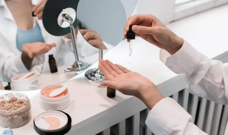 Detalla dermatóloga hábitos que perjudican la piel sin saberlo