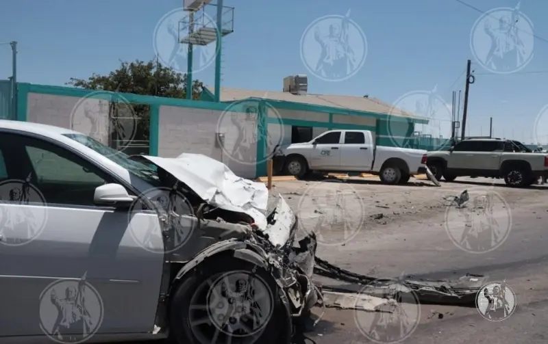 Choca camioneta de CFE contra particular; hay dos lesionados