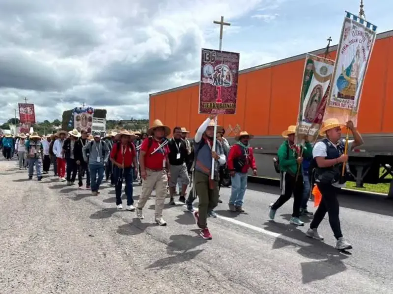 Contingente masculino de la peregrinación al Tepeyac avanza por la capital queretana rumbo a Santa Rosa Jáuregui