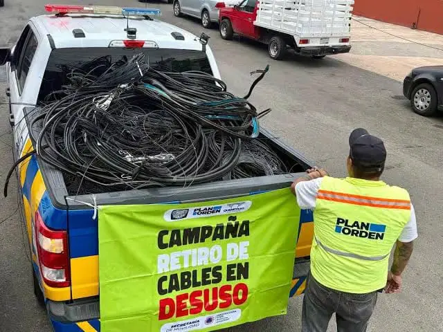 Limpian 11 toneladas de cables en desuso en la capital