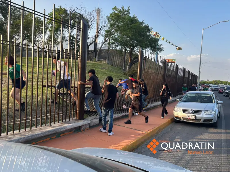 Aficionados derriban reja del Parque Fundidora para ingresar al Fan Fest