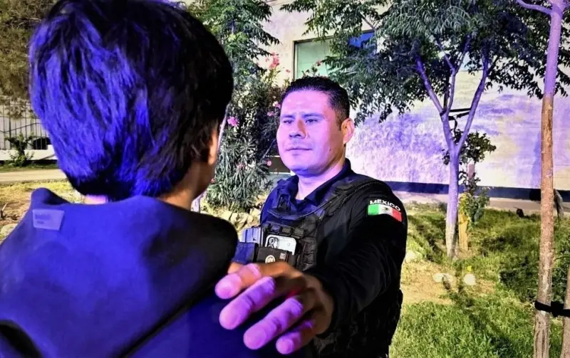 Policías evitan que hombre se arroje de un puente