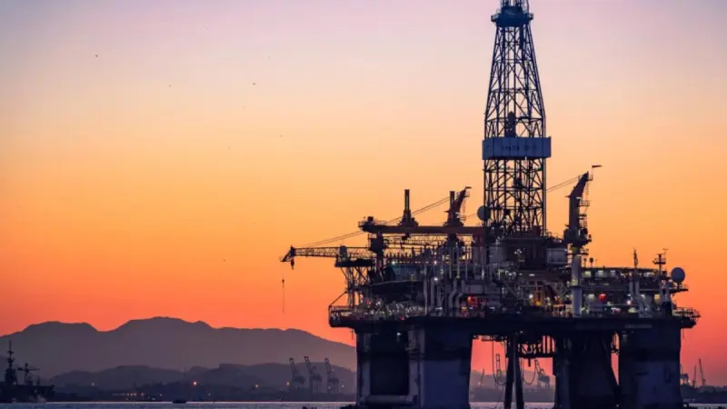 Petróleo cae más de 1% tras propuesta de coalición de defensa marítima liderada por Arabia Saudita
