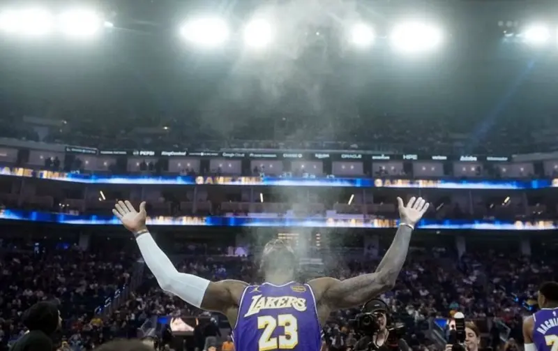 LeBron James mantiene a la NBA en vilo sobre su futuro