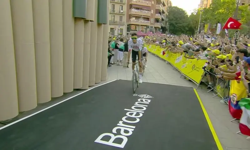 Gran debut del mexicano Isaac del Toro en el Tour de Francia