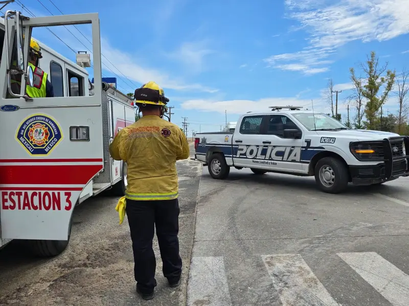 Aparatoso choque entre dos vehículos en la carretera San Luis deja daños materiales