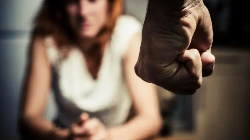 Recibe 911 casi 150 llamadas al día por violencia vs la mujer