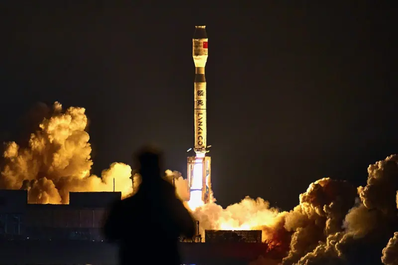 Geely tiene 52 satélites en órbita: ¿por qué una automotriz china creó su propia constelación?