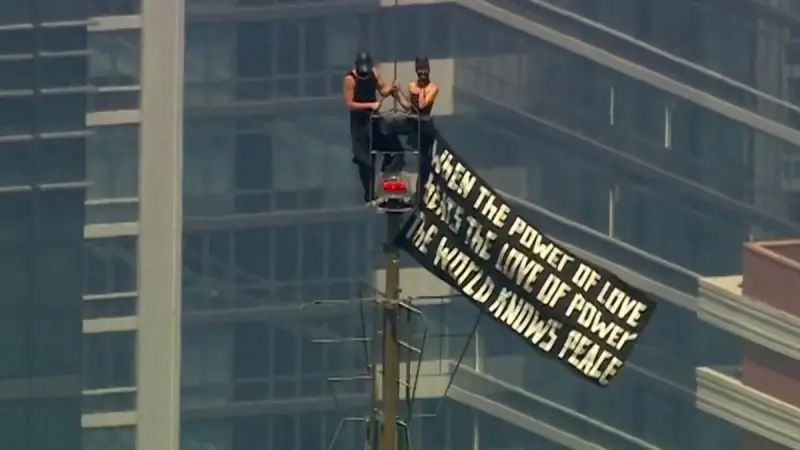 Dos personas escalan el Empire State para pedir paz