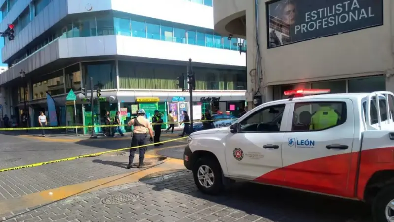 Corto circuito subterráneo provoca cierre de calles en Zona Centro de León