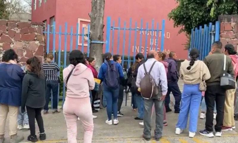 Miles de aspirantes colapsan accesos a la UASLP por examen de admisión