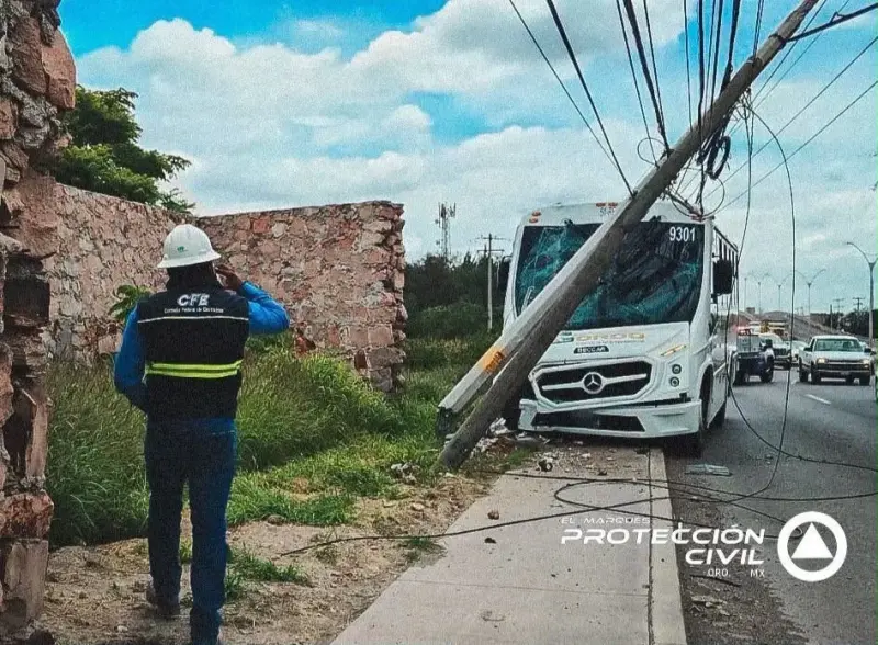 Camión de transporte de personal, se impacta contra dos postes en la 200