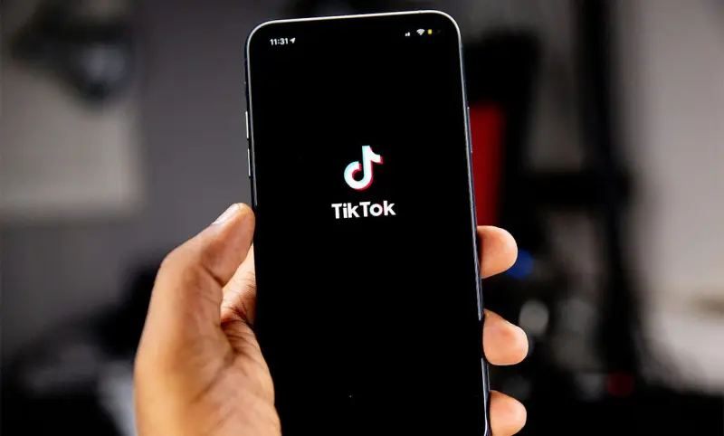 Recibe pareja 21 latigazos por besarse en un live de TikTok en Indonesia