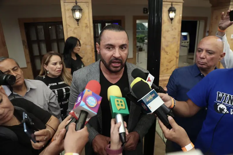 Latin Lover entra a cirugía de emergencia y pide oraciones