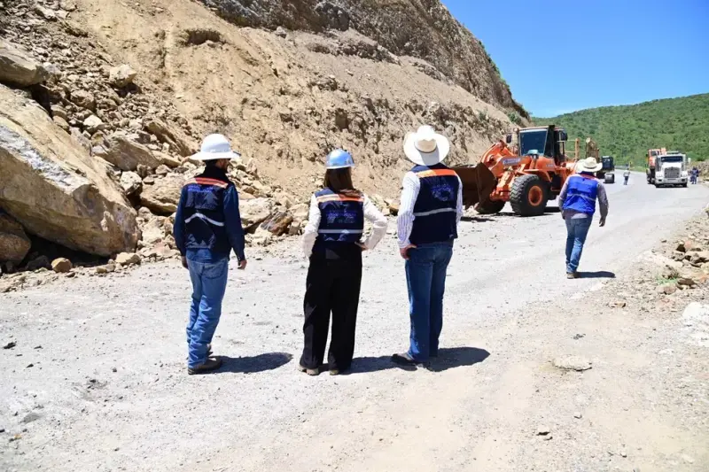 Derrumbe deja 4 mil m³ de roca sobre la Carretera Estatal 100 en Cadereyta