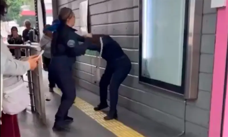Anuncian suspensión para policías por pelea en Metrobús