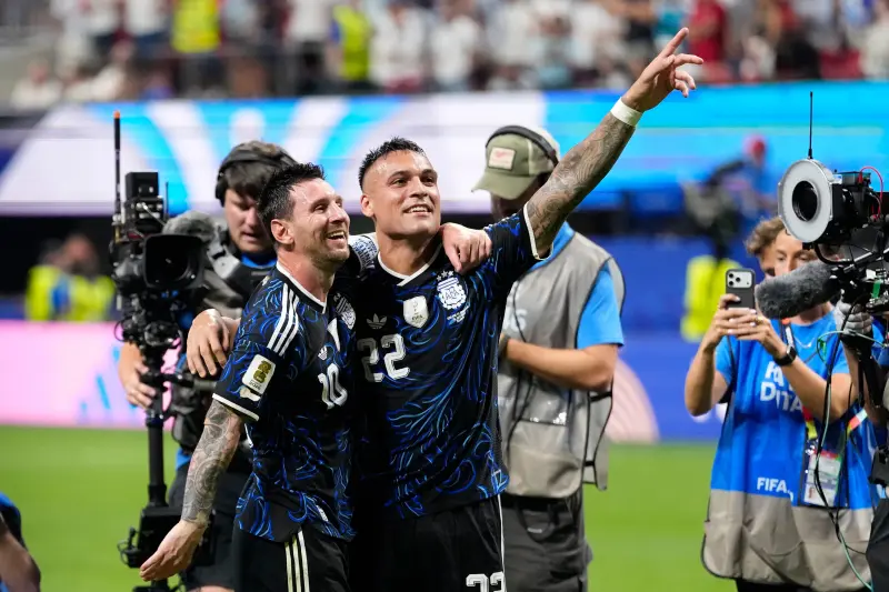 Le llueven vasos a Speed por festejar gol de Inglaterra ante Argentina