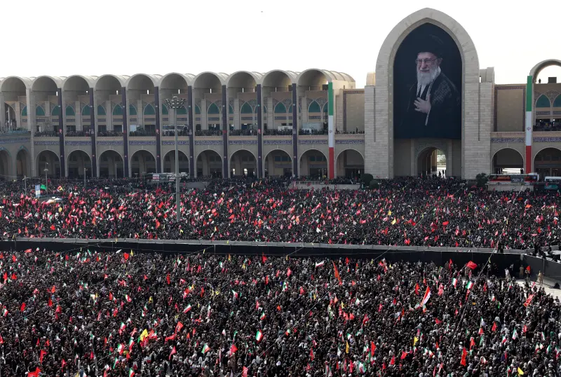 Mientras EU celebra sus 250 años, en inicia en Irán el funeral del líder supremo Alí Jamenei, fallecido tras un ataque aéreo
