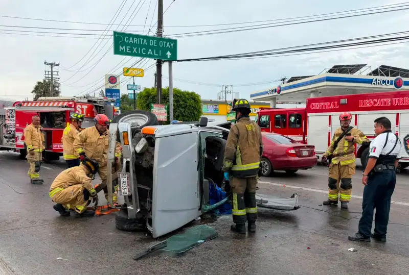 Vuelca vehículo en Otay; conductor resulta con lesiones graves