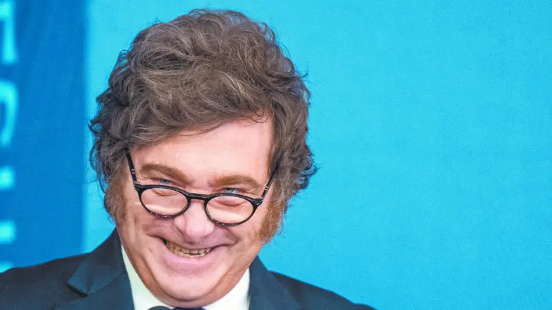 Milei considera "válido y lícito" el despliegue de la pancarta por Malvinas