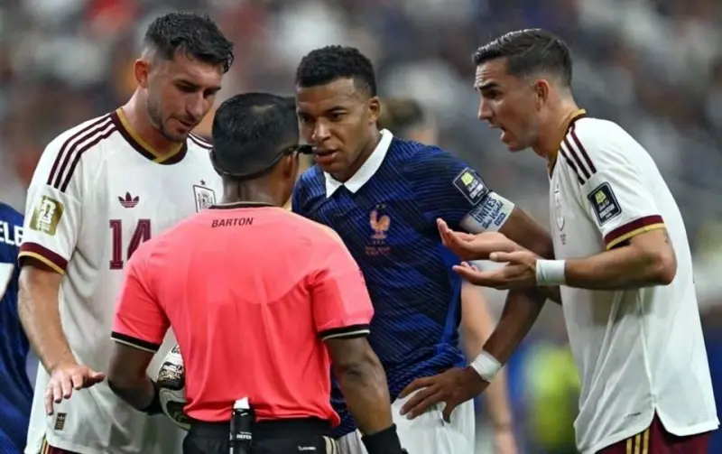 FIFA defiende al árbitro Barton de las críticas francesas