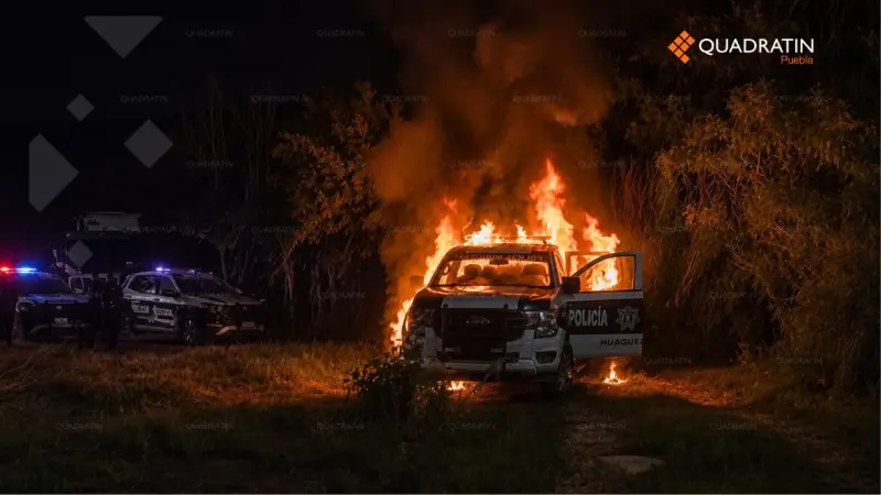 Queman pobladores 3 patrullas en Huaquechula por dudas sobre detenido