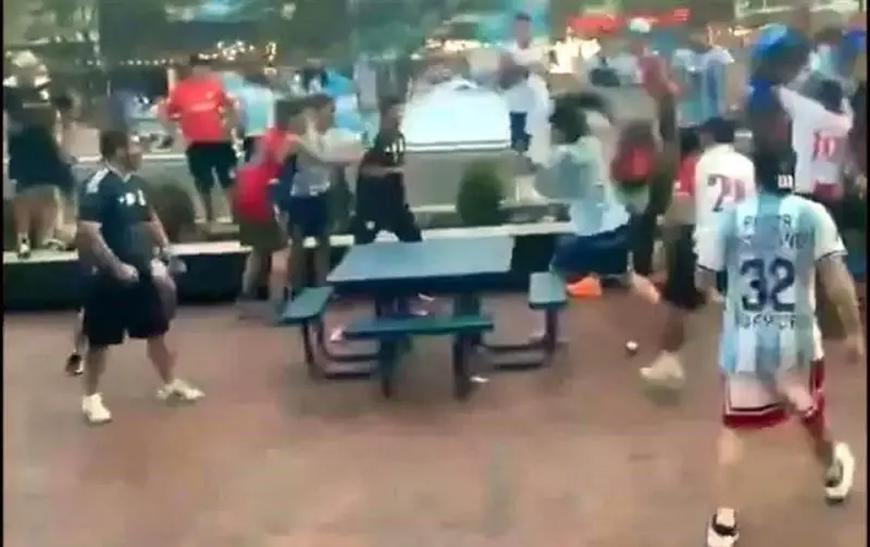 Se agarran a golpes barristas argentinos... ¡entre ellos!