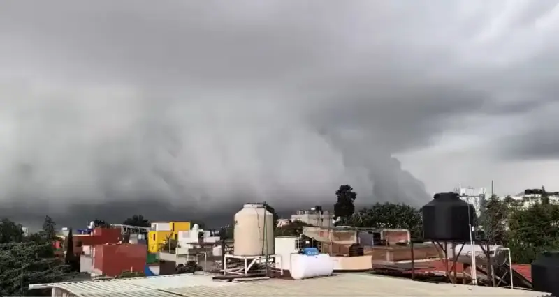 VIDEOS: Así se vio la espectacular ‘nube estante’ que cubrió la CDMX antes de las lluvias