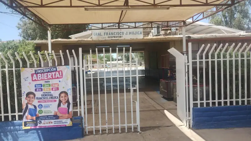Madres de familia de la primaria Francisco J. Mújica logran acuerdo con la SEE para mantener el turno vespertino