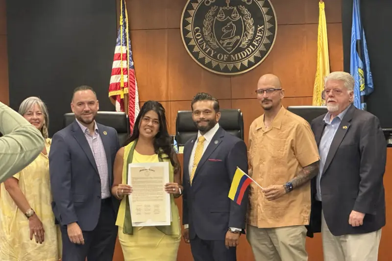Izan la bandera de Colombia en condado de NJ por su independencia
