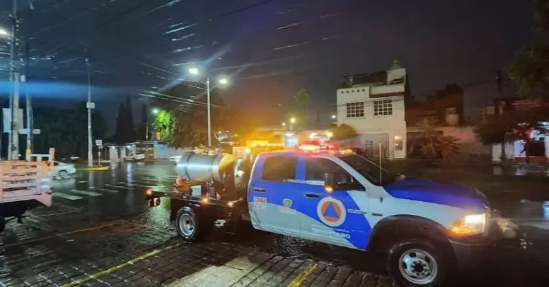 Cinco viviendas afectadas y calles bajo el agua dejan las lluvias en la capital queretana