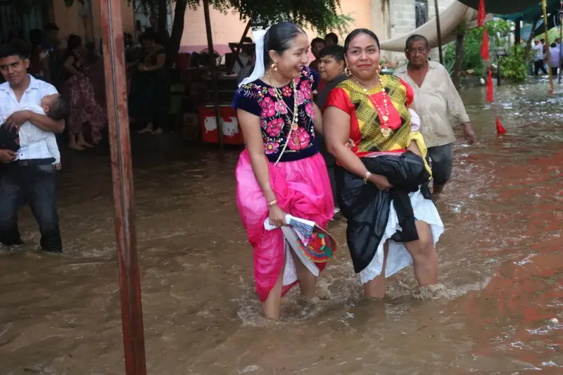Resiste fiesta de Santiago al aguacero en San Blas Atempa