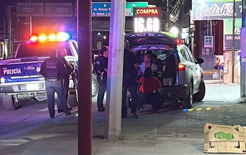 Mujer ebria agrede a policías y denuncia robo de 45 mil dólares