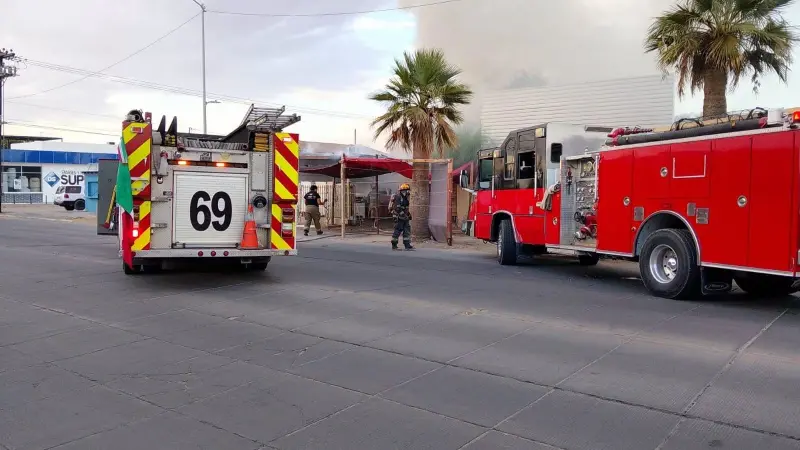 Incendio consume restaurante y alcanza un vehículo en San Luis Río Colorado