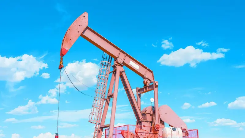 Crudo bajó tras propuesta de coalición de Arabia Saudita