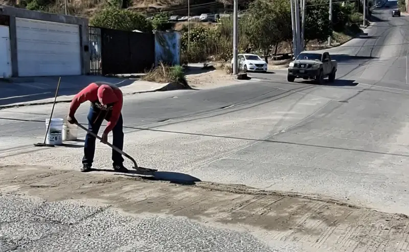 Don Mario: El hombre que tapa baches y da desayunos a quien lo necesitan
