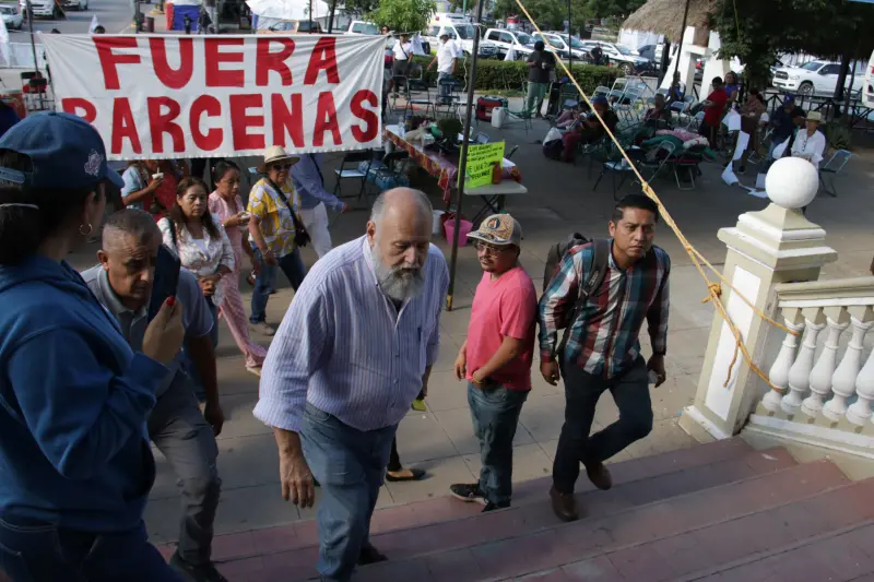 Conflicto en Acatlán de Osorio sigue sin solución; va un mes de plantón frente al Ayuntamiento