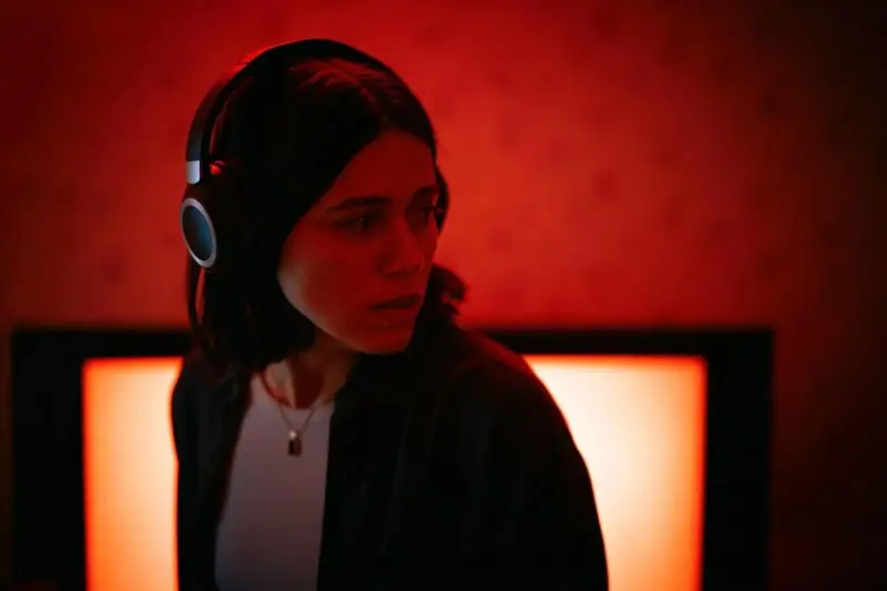 Prometía ser una de las películas de terror del año, pero ‘Undertone: Frecuencia maldita’ tiene más de podcast corriente que terror inmersivo