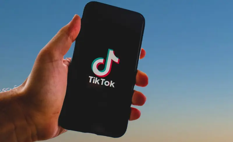 Pareja recibe azotes por besarse en transmisión de TikTok