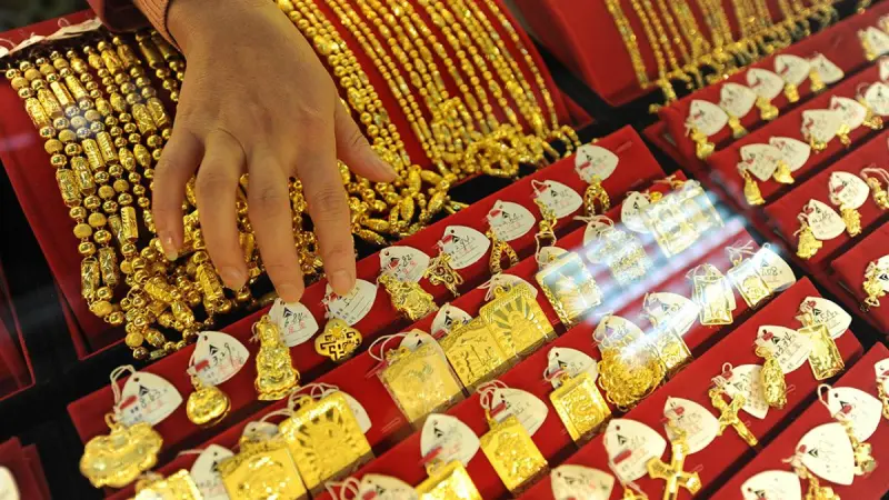 El oro inica la semana con alzas de 1% por presiones sobre el crudo y con el foco en la Fed