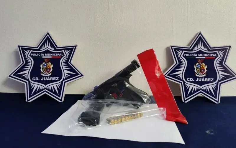 Aceleró al ver policía, lo detienen y le descubren arma a adolescente