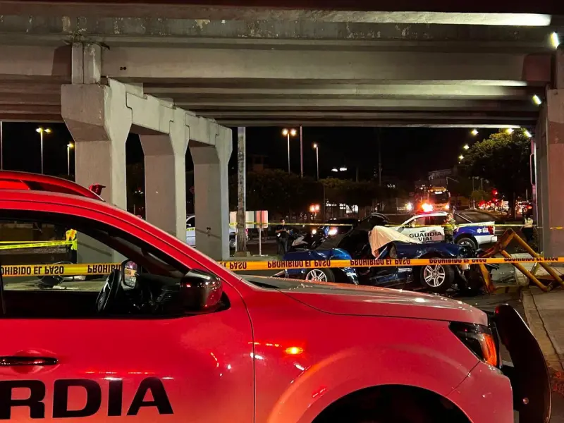 Fallece pareja tras fatal accidente en el puente Cimatario
