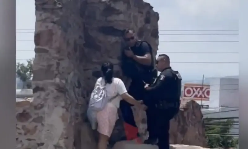 Resguardan a mujer tras intentar subir a Los Arcos