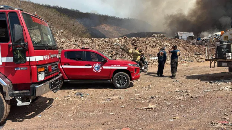 Mantienen cuerpos de emergencia combate al humo tras controlar parte del incendio en el basurón de Mazatlán