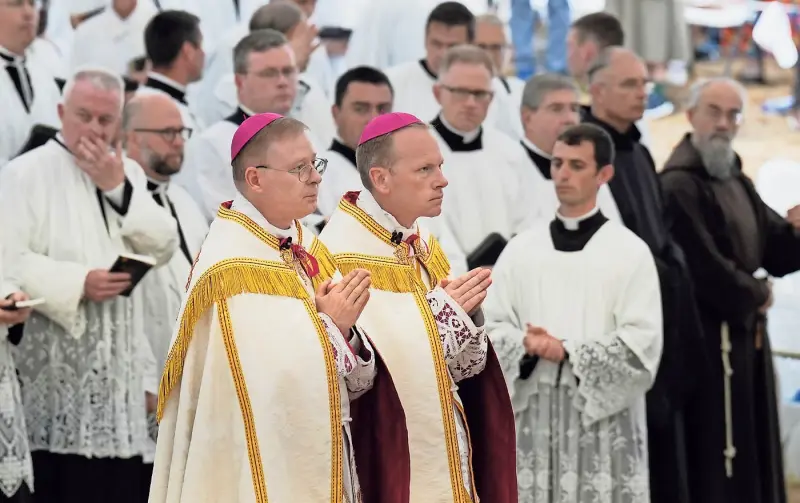 Tradicionalistas consagran obispos sin aval del Papa