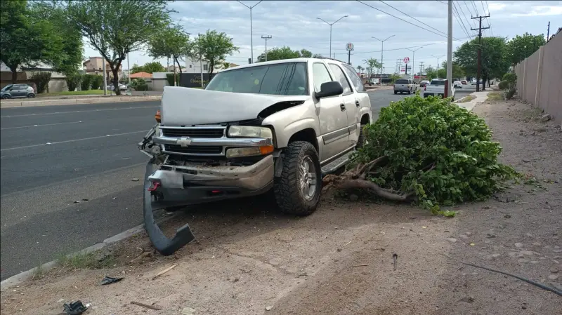 Fuerte choque contra poste deja sin electricidad a varias colonias del sur de Mexicali