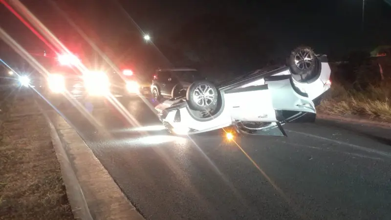 Atienden a 6 personas tras choque y volcadura en Juárez