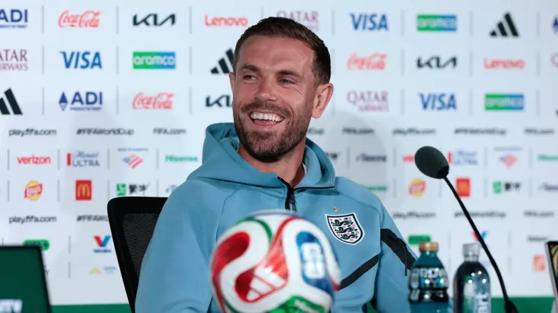 Ni jugó, lo amonestaron y se lesionó: Así se cayó Henderson, de Inglaterra, por festejar derrota de México