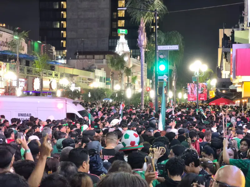 Afición celebra en la avenida Revolución el triunfo de México sobre Ecuador